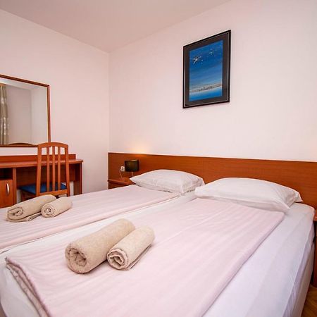 Holiday Apartment 50M From The Beach Pjescana Uvala Exterior foto